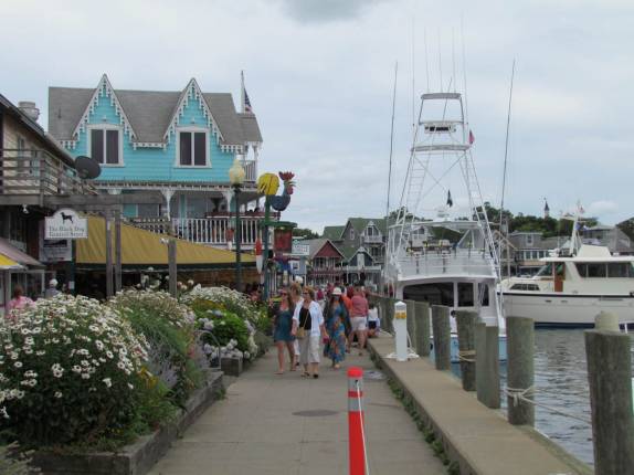 Caminhando pela orla movimentada em Marta´s Vineyard, ao sul de Cape Cod, litoral de Massachusetts, nos Estados Unidos